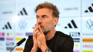 BREAKING NEWS: Jürgen Klopp has reportedly sent a strong message to Andoni Iraola regarding a player in the Liverpool squad, questioning the manager’s decisions and warning that the situation could become a major problem if things don’t improve.